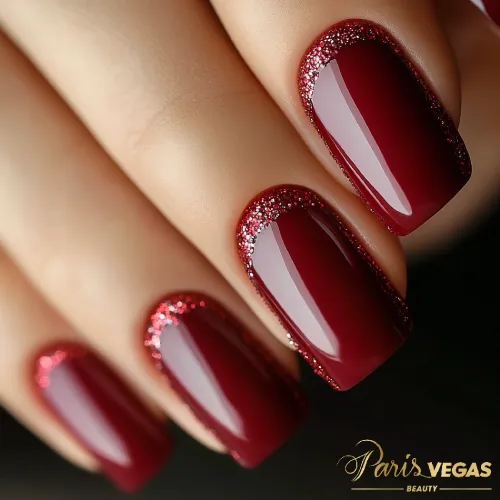 Unhas vinho com toque de glitter, design sofisticado e brilhante feito no salão de beleza Paris Vegas Beauty em Moema.