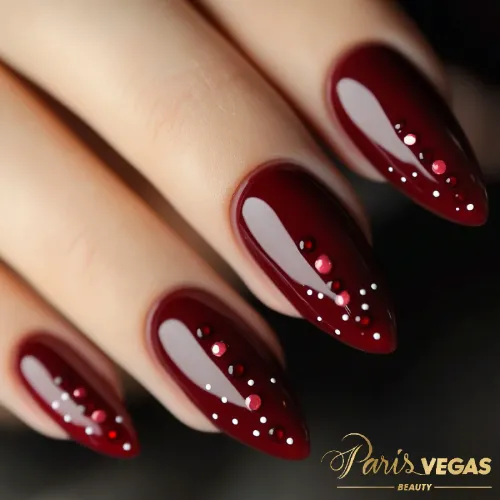 Unhas vinho decoradas, design elegante e criativo feito no salão de cabeleireiro Paris Vegas Beauty em Moema.