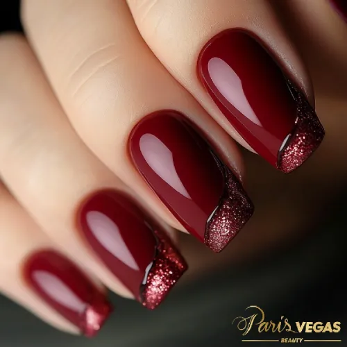 Esmaltação com detalhes em glitter, design elegante e sofisticado feito no salão de beleza Paris Vegas Beauty em Moema.